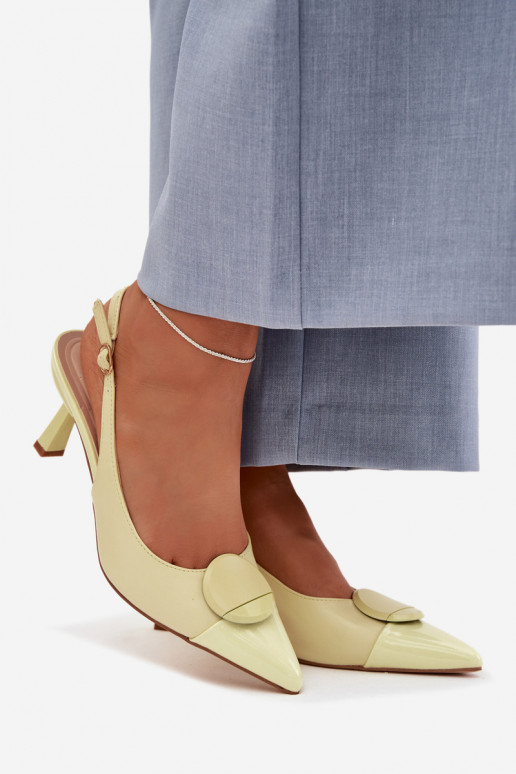 Sandálias femininas com salto fino Com decorações Detalem cor amarela Tem que serriae