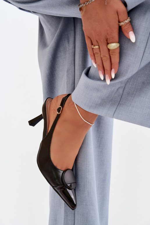 Sandálias femininas com salto fino Com decorações Detalem cor preta Tem que serriae