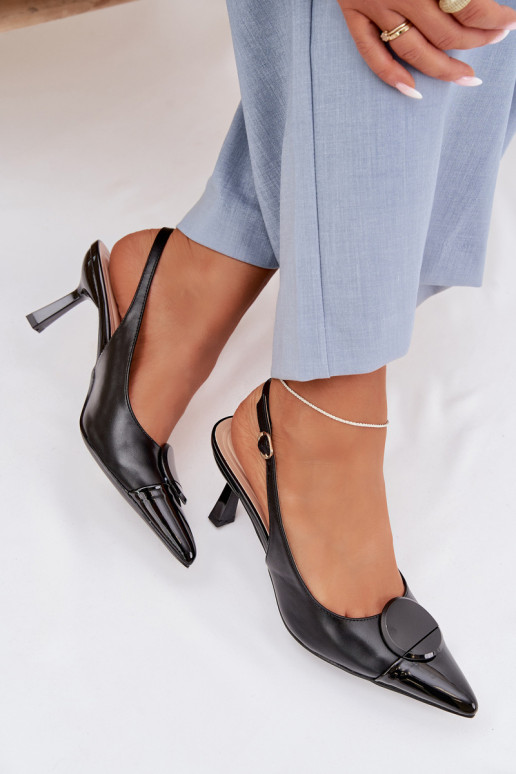 Sandálias femininas com salto fino Com decorações Detalem cor preta Tem que serriae