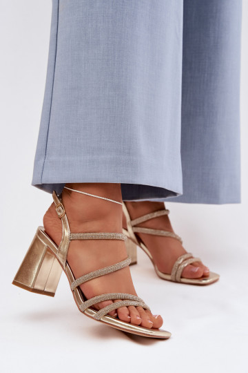 Sandálias femininas de salto alto com listras E zircões cor dourada Brelia 2