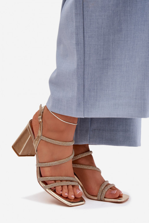 Sandálias femininas de salto alto com listras E zircões cor dourada Brelia