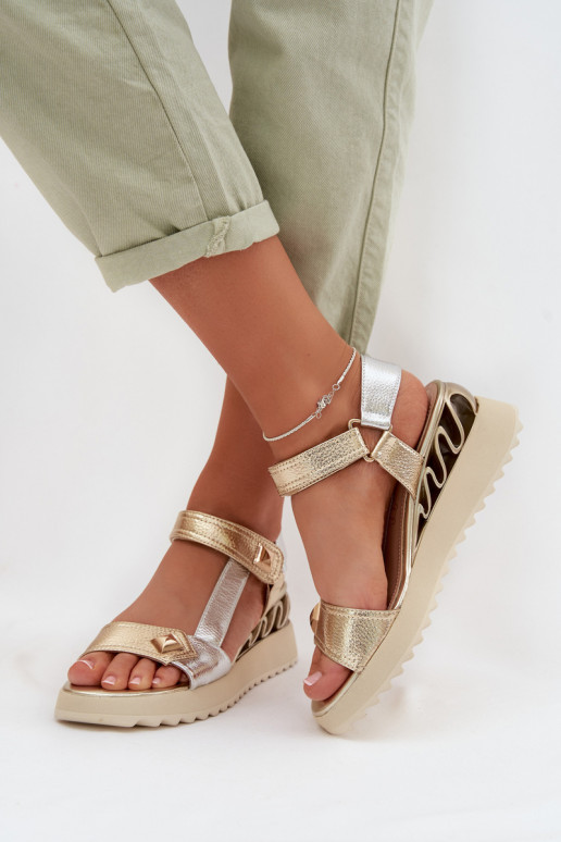 Sandálias femininas Feminino com uma plataforma D&A CR61-3078 cor dourada