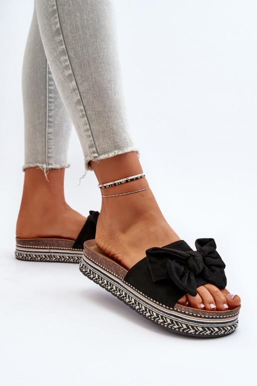 Chinelos femininos com uma plataforma com fitas cor preta Evatria