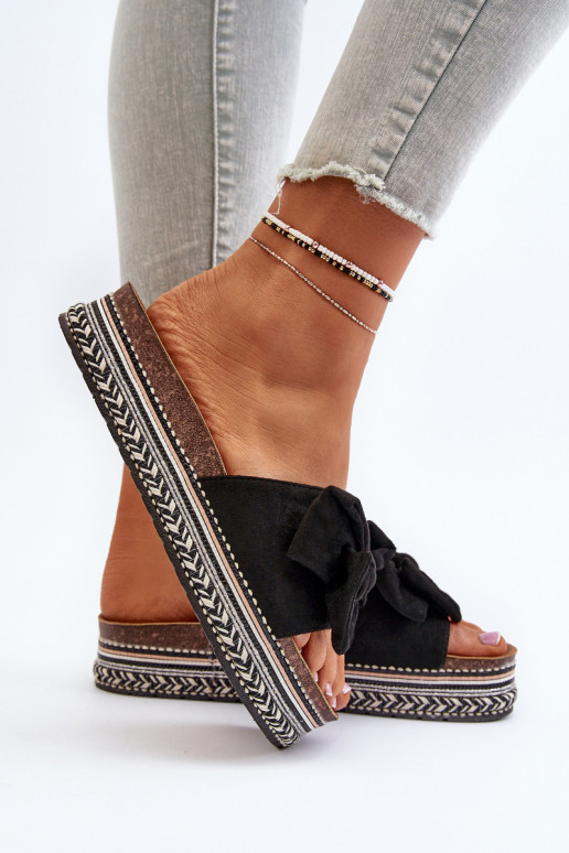 Chinelos femininos com uma plataforma com fitas cor preta Evatria