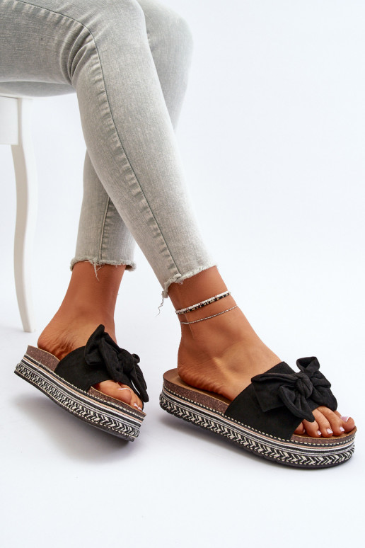 Chinelos femininos com uma plataforma com fitas cor preta Evatria