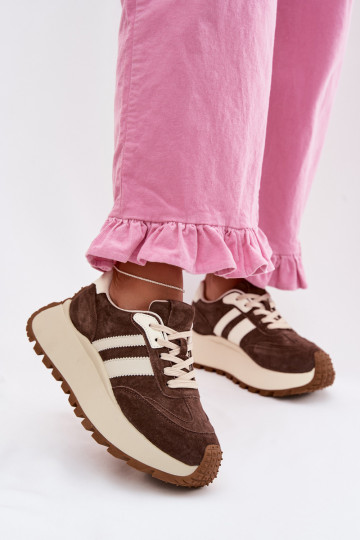 À modalo de tênis de camurça com uma plataforma D&A GR61-5986 CzekoladoParae