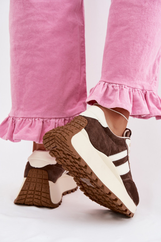 À modalo de tênis de camurça com uma plataforma D&A GR61-5986 CzekoladoParae