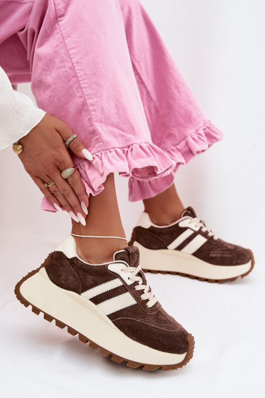 À modalo de tênis de camurça com uma plataforma D&A GR61-5986 CzekoladoParae