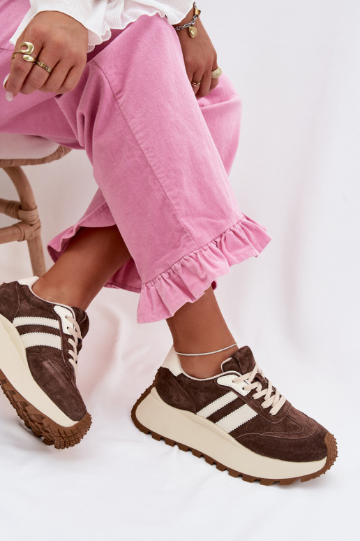 À modalo de tênis de camurça com uma plataforma D&A GR61-5986 CzekoladoParae