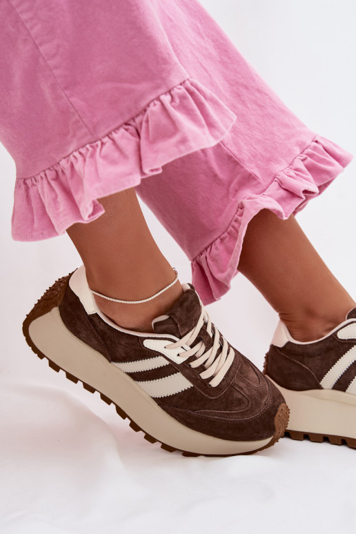 À modalo de tênis de camurça com uma plataforma D&A GR61-5986 CzekoladoParae