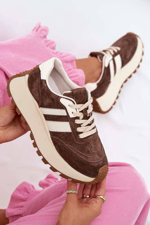 À modalo de tênis de camurça com uma plataforma D&A GR61-5986 CzekoladoParae