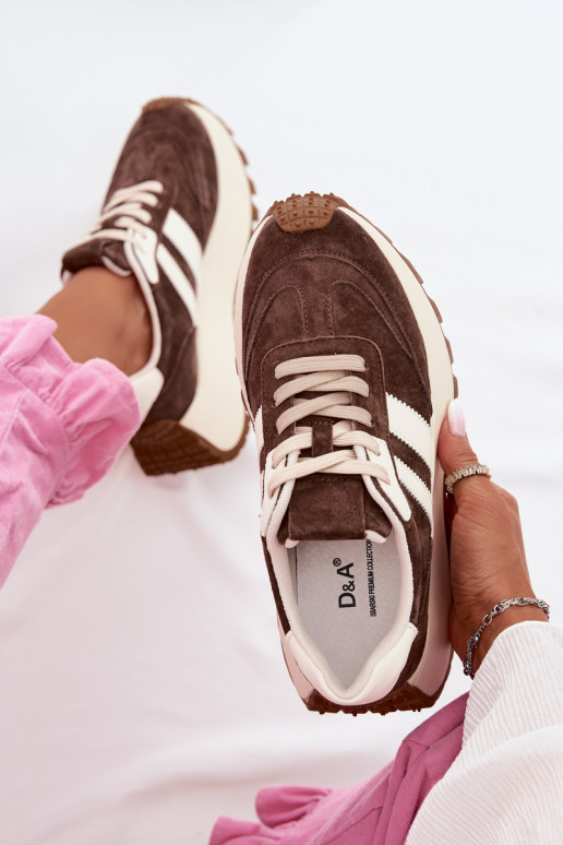 À modalo de tênis de camurça com uma plataforma D&A GR61-5986 CzekoladoParae