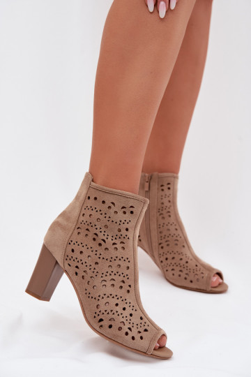 Botins femininos com elementos aéreos cor areia Ilavette 2