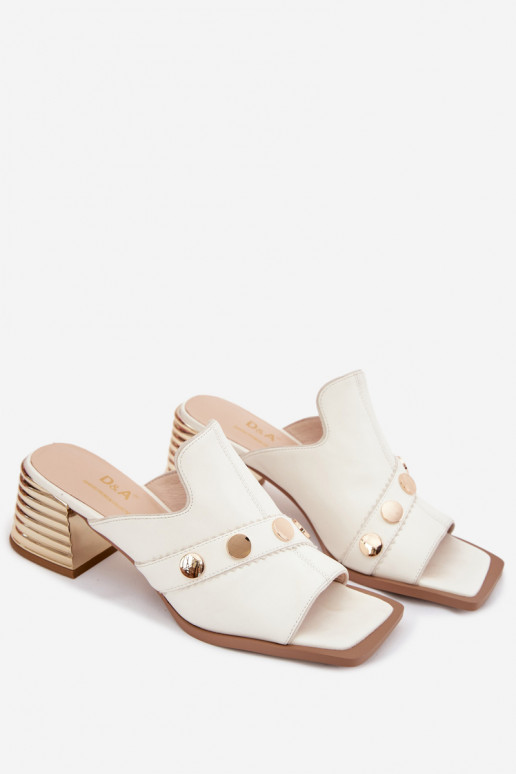 Chinelos de couro com salto com salto decorado D&A CR61-3063 cor branca