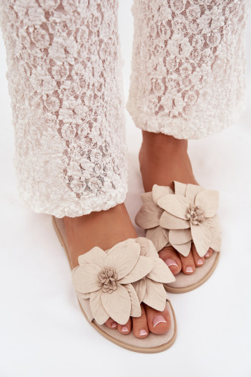 Chinelos femininos em tom marfim com motivos florais Elzoria