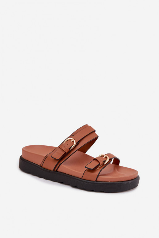 Chinelos femininos com uma plataforma com listras I cor douradami com fivelasmi cor marrom Rirea