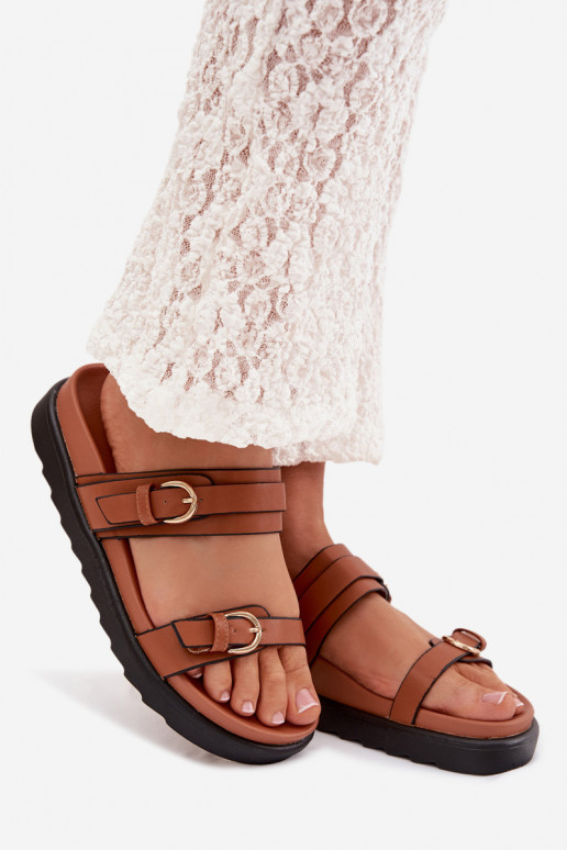 Chinelos femininos com uma plataforma com listras I cor douradami com fivelasmi cor marrom Rirea