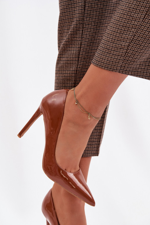 com efeito verniz sapatos de salto alto de couro ecológico cor marrom Jonira