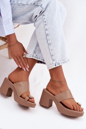 Chinelas femininas com salto em forma de coluna e detalhes dourados na cor areia Sinora