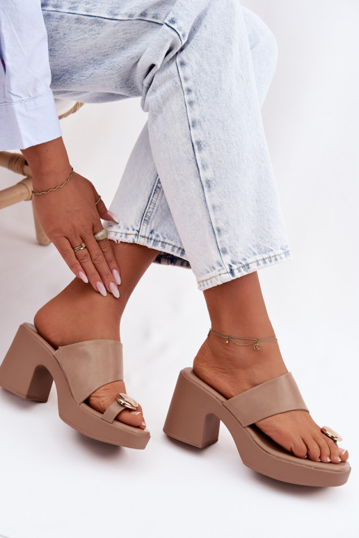 Chinelos femininos Habilitado SłupkoParaym Obcasie Ze cor douradam Detalem bege Sinora