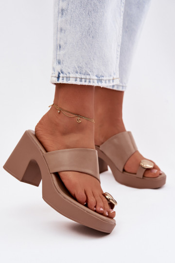 Chinelas femininas com salto em forma de coluna e detalhes dourados na cor areia Sinora 2