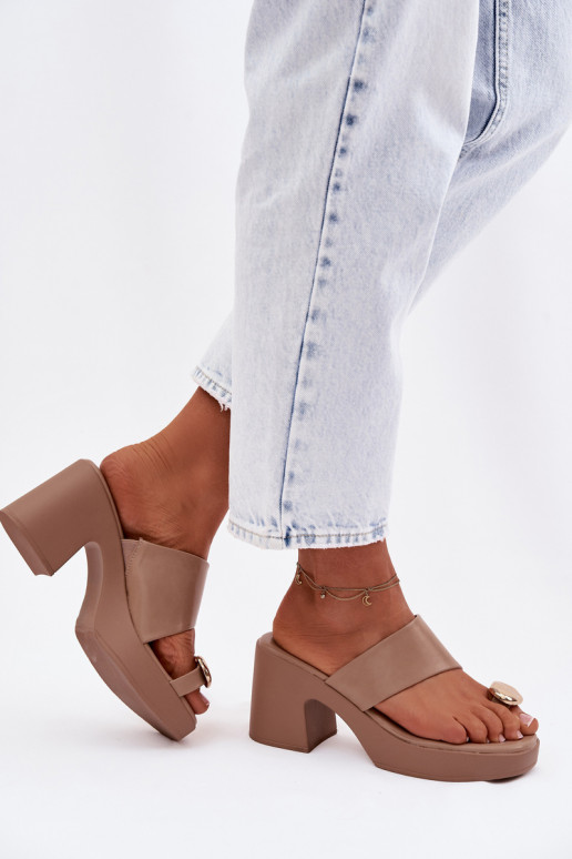 Chinelos femininos Habilitado SłupkoParaym Obcasie Ze cor douradam Detalem bege Sinora