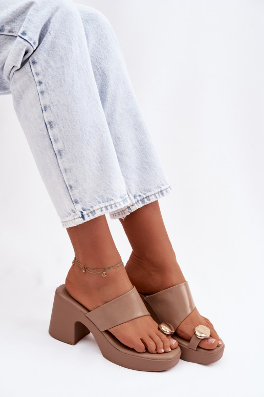 Chinelos femininos Habilitado SłupkoParaym Obcasie Ze cor douradam Detalem bege Sinora