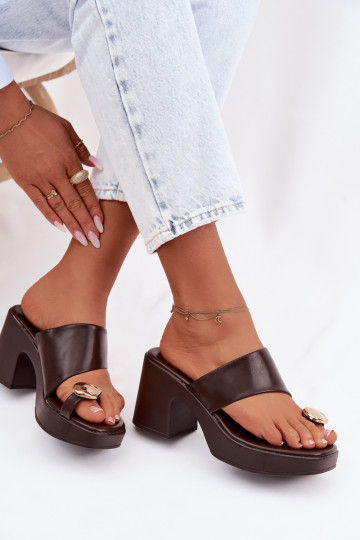 Chinelas femininas com salto em forma de coluna e detalhes dourados na cor chocolate Sinora