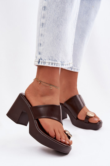 Chinelas femininas com salto em forma de coluna e detalhes dourados na cor chocolate Sinora 2