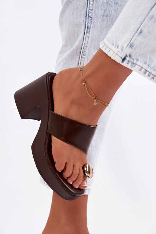 Chinelos femininos Habilitado SłupkoParaym Obcasie Ze cor douradam Detalem CzekoladoParae Sinora