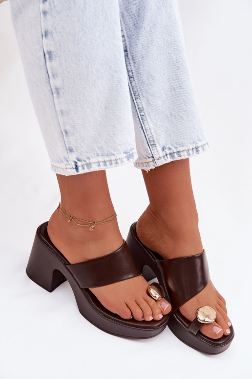 Chinelos femininos Habilitado SłupkoParaym Obcasie Ze cor douradam Detalem CzekoladoParae Sinora