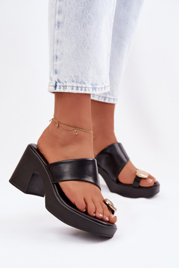 Chinelas femininas com salto em forma de coluna e detalhes dourados na cor preta Sinora 2