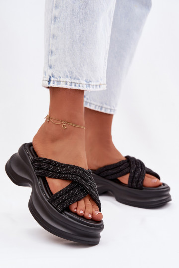 Chinelas femininas com plataforma e detalhes decorativos na cor preta Eslira 2