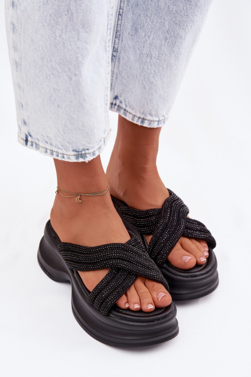 Chinelos femininos com uma plataforma Ze Zdobionymi Paskami cor preta Eslira