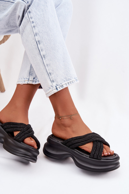 Chinelos femininos com uma plataforma Ze Zdobionymi Paskami cor preta Eslira