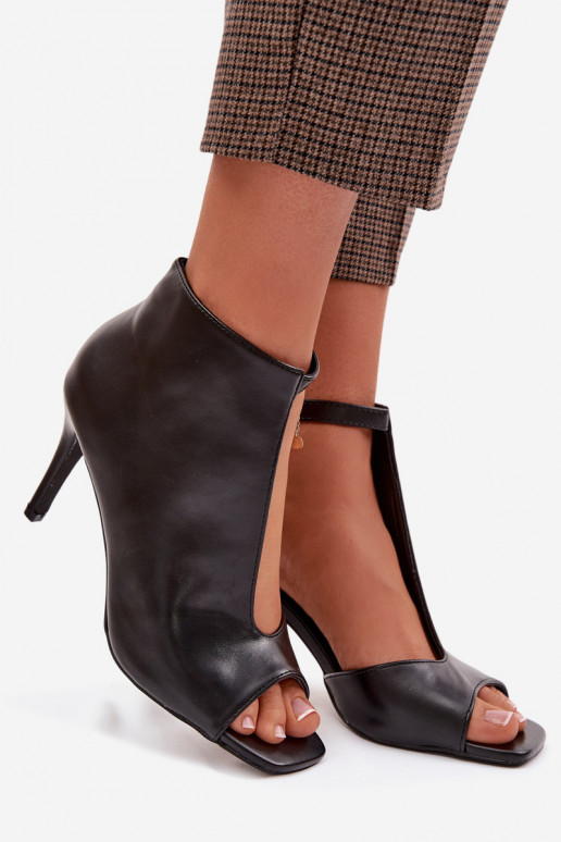 Sandálias femininas com salto fino cor preta Helira