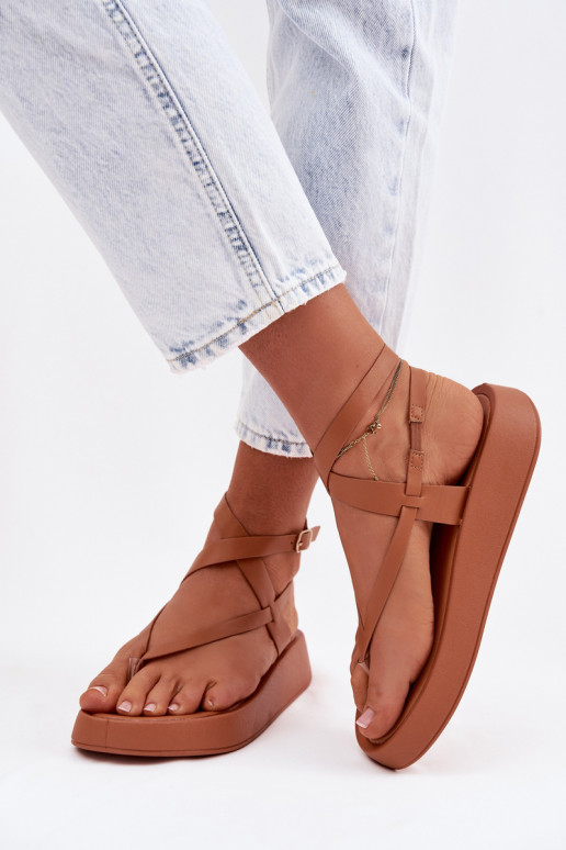 sandálias de dedo Feminino com uma plataforma cor marrom Gelira