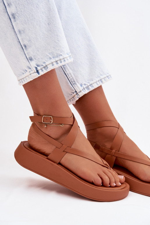 sandálias de dedo Feminino com uma plataforma cor marrom Gelira