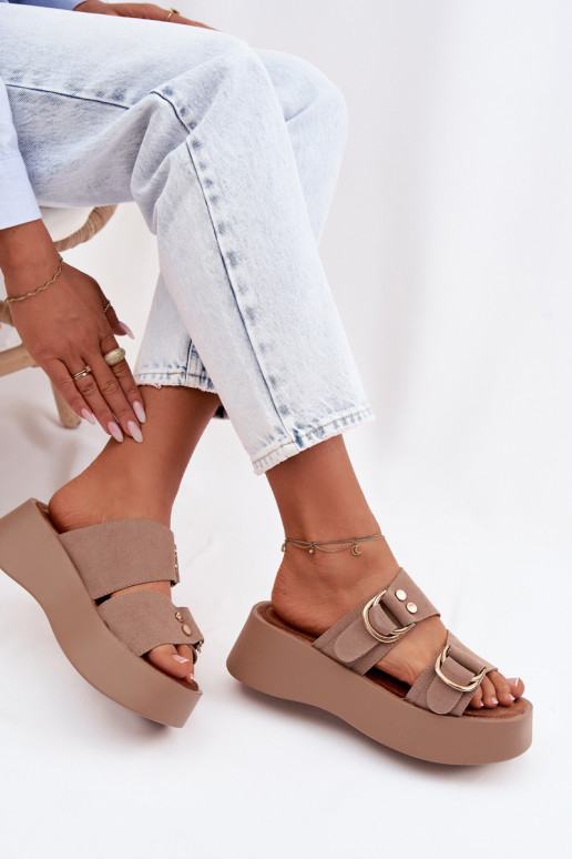 Chinelos femininos com uma plataforma Ze cor douradami com fivelasmi bege Nelirae