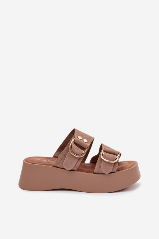 Chinelos femininos com uma plataforma Ze cor douradami com fivelasmi bege Nelirae