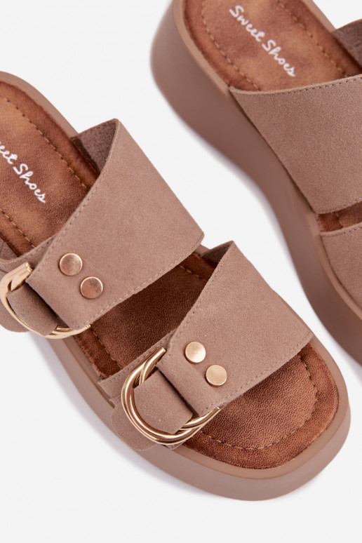 Chinelos femininos com uma plataforma Ze cor douradami com fivelasmi bege Nelirae