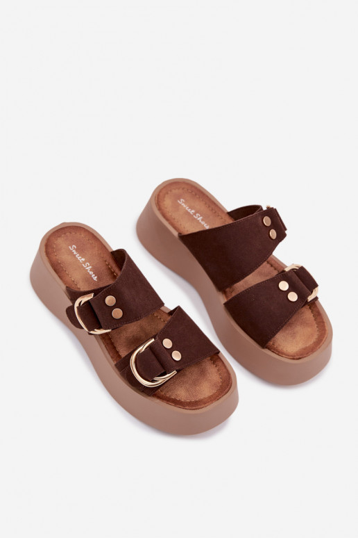 Chinelos femininos com uma plataforma Ze cor douradami com fivelasmi CzekoladoParae Nelirae