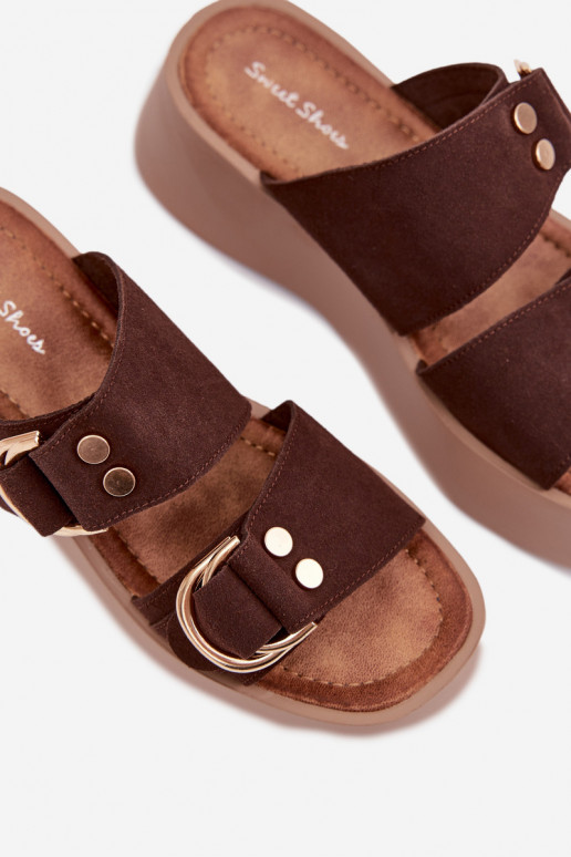 Chinelos femininos com uma plataforma Ze cor douradami com fivelasmi CzekoladoParae Nelirae