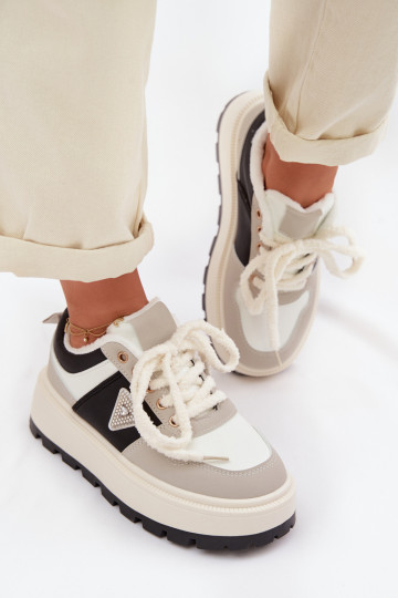 À modalo de tênis Feminino com uma plataforma cor cinza Florinda