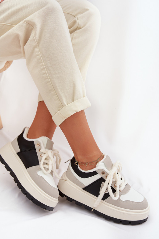 À modalo de tênis Feminino com uma plataforma cor cinza Florinda