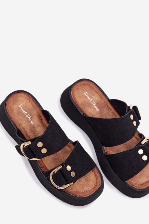 Chinelos femininos com uma plataforma Ze cor douradami com fivelasmi cor preta Nelirae