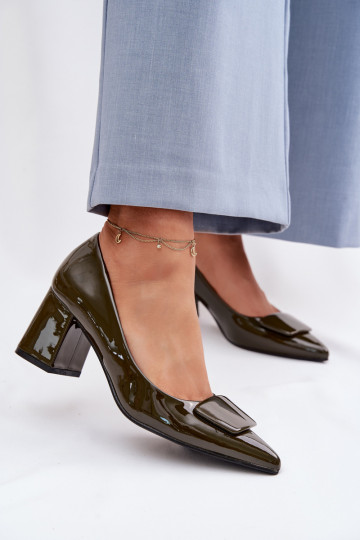 Sapatos com efeito de verniz e saltos ornamentais na cor caqui Isoline