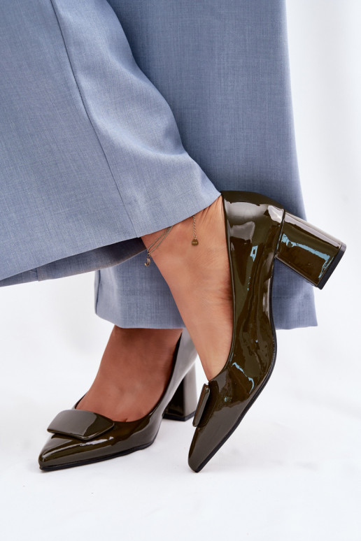 com efeito verniz Sapato com salto com enfeites cor cáqui Isoline