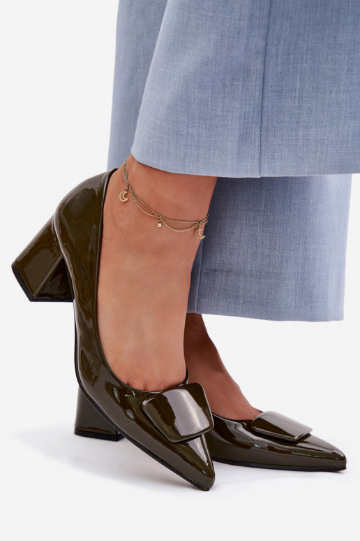 com efeito verniz Sapato com salto com enfeites cor cáqui Isoline