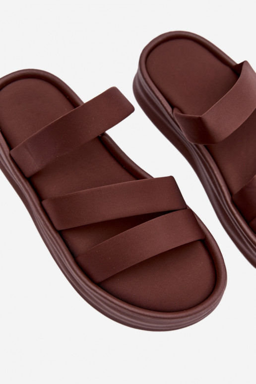 Chinelos femininos com plataforma na cor chocolate e tiras Liorine